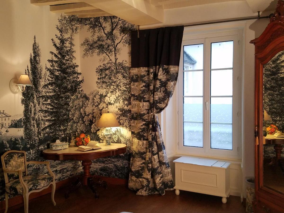 Logis Les Remparts Bed & Breakfast Bayeux Bagian luar foto