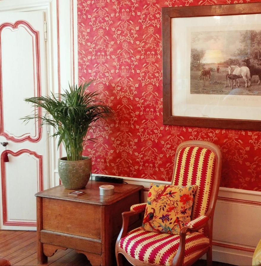 Logis Les Remparts Bed & Breakfast Bayeux Bagian luar foto