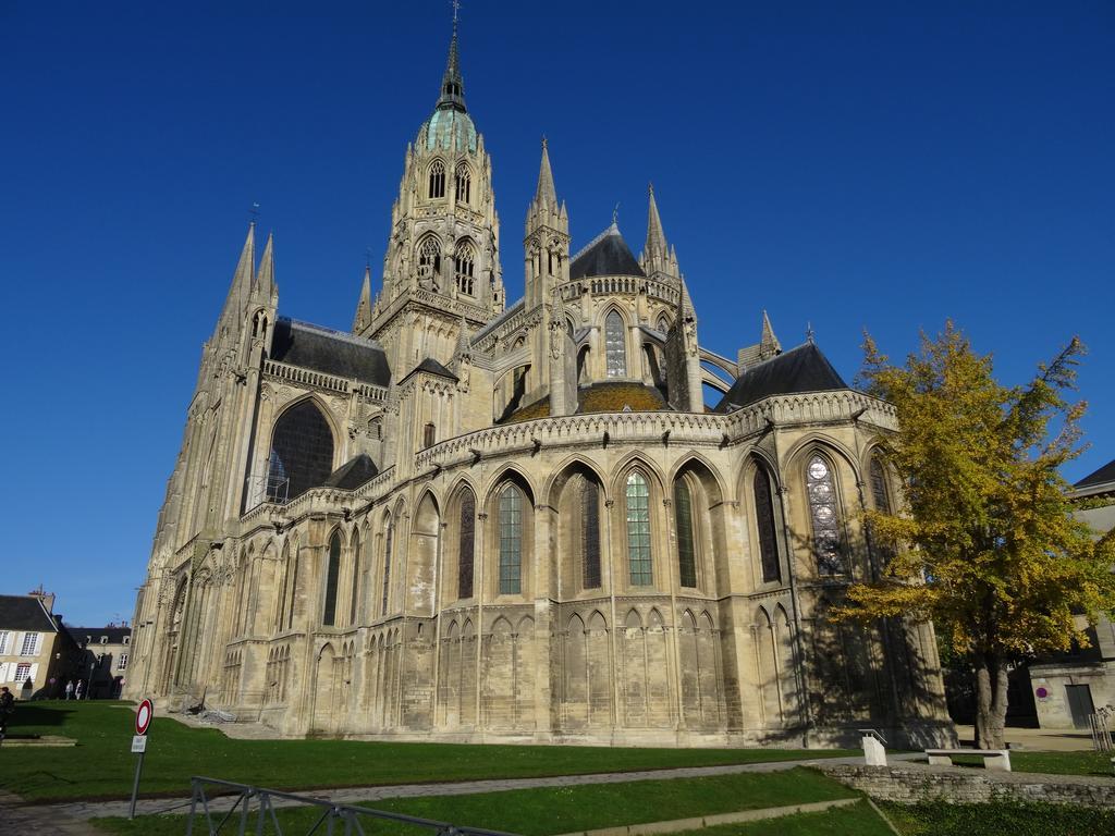 Logis Les Remparts Bed & Breakfast Bayeux Bagian luar foto