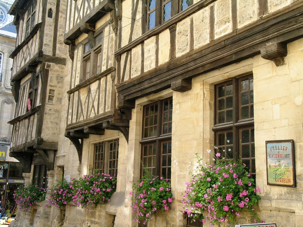 Logis Les Remparts Bed & Breakfast Bayeux Bagian luar foto