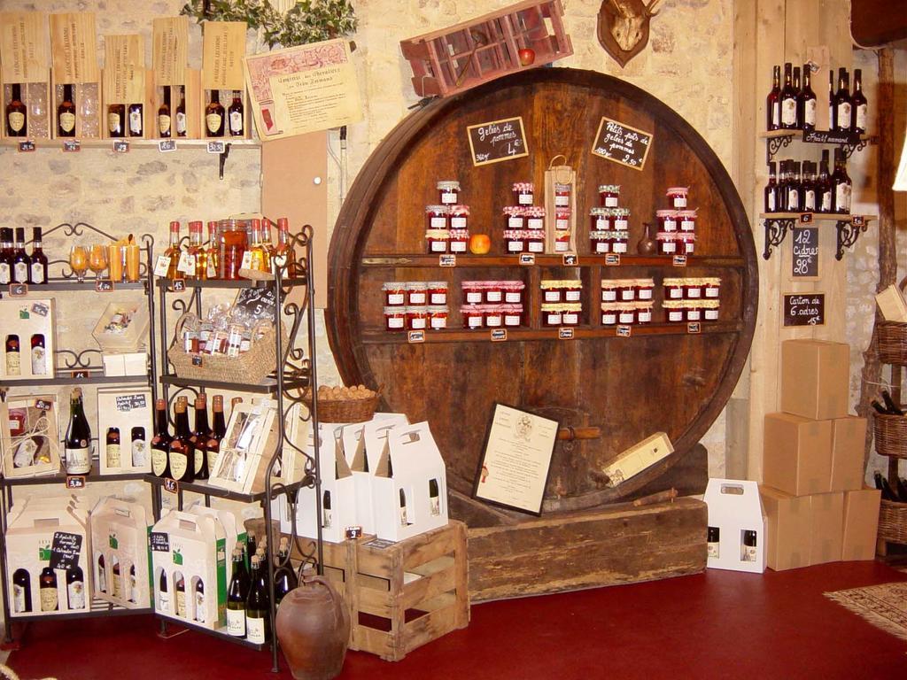 Logis Les Remparts Bed & Breakfast Bayeux Bagian luar foto