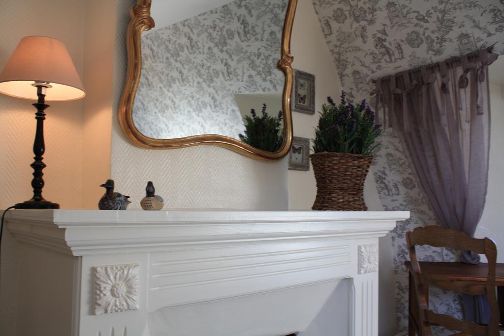 Logis Les Remparts Bed & Breakfast Bayeux Bagian luar foto