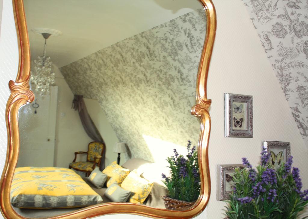 Logis Les Remparts Bed & Breakfast Bayeux Bagian luar foto