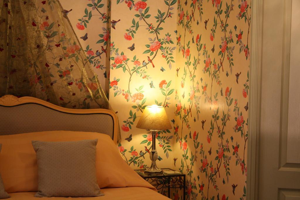 Logis Les Remparts Bed & Breakfast Bayeux Bagian luar foto